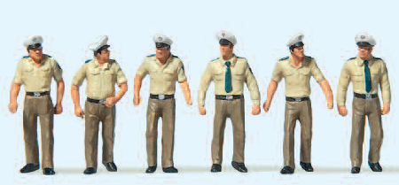 Polizisten in Sommeruniform, gehend. Deutschland