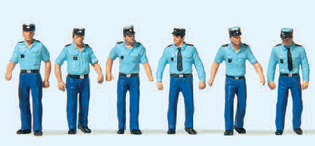 Polizisten in Sommeruniform, gehend. Frankreich