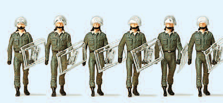 BGS. Einsatzanzug. Schutzhelm. Vorgehend