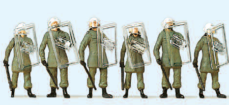 BGS. Einsatzanzug. Schutzhelm. Abwehrstellung