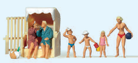 Paar im Strandkorb, spielende Kinder