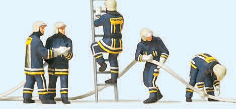 Feuerwehrmänner in moderner Einsatzkleidung. Löschangriff