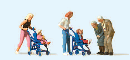 Mütter. Kinder im Kinderwagen. Großeltern