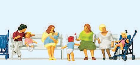 Sitzende Frauen, Kinderwagen, Bänke