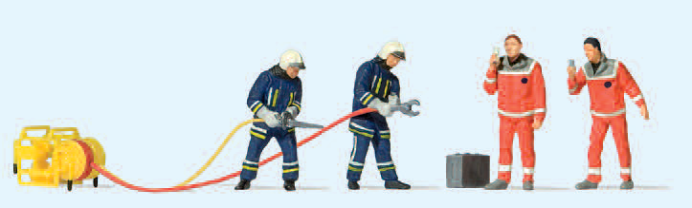 Feuerwehrmänner in moderner Einsatzkleidung. Bergung mit Schere und Spreizer. Sanitäter