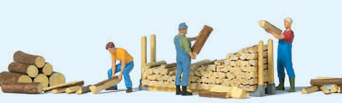 Beim Stapeln von Brennholz