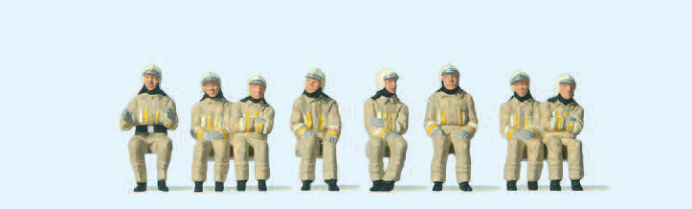 Feuerwehrmänner in moderner Einsatzkleidung. Uniformfarbe beige. Sitzender Fahrer und Mannschaften