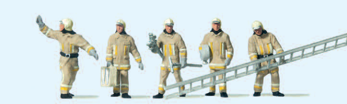 Feuerwehrmänner in moderner Einsatzkleidung. Uniformfarbe beige. Eintreffen am Brandort