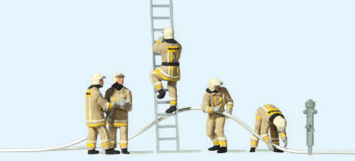 Feuerwehrmänner in moderner Einsatzkleidung. Uniformfarbe beige. Löschangriff