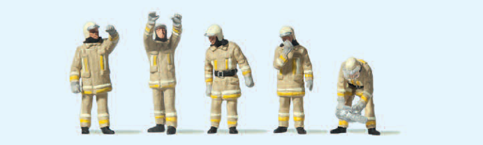 Feuerwehrmänner in moderner Einsatzkleidung. Uniformfarbe beige. Technische Hilfeleistung