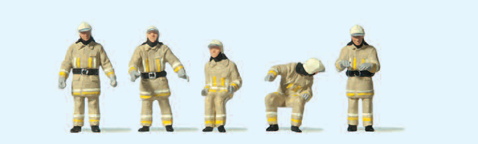 Feuerwehrmänner in moderner Einsatzkleidung. Uniformfarbe beige. Am Fahrzeug