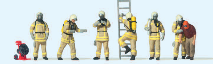 Feuerwehrmänner in moderner Einsatzkleidung. Uniformfarbe beige. Atemschutzgeräteträger