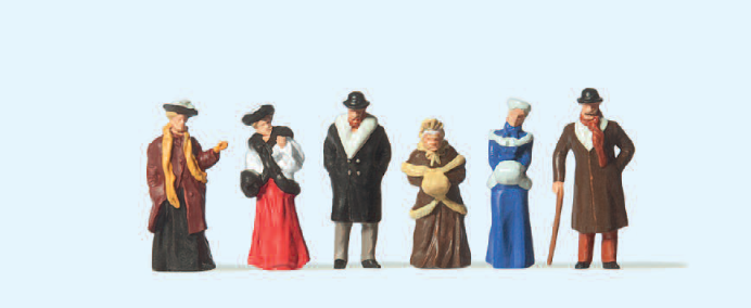 Passanten in winterlicher Kleidung. Um 1900