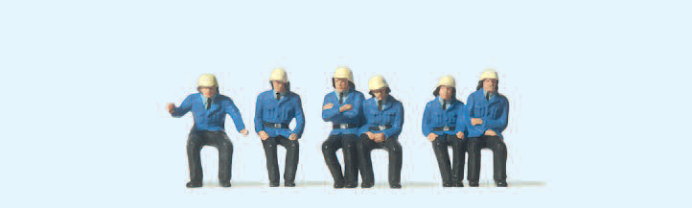 Sitzende Feuerwehrmänner