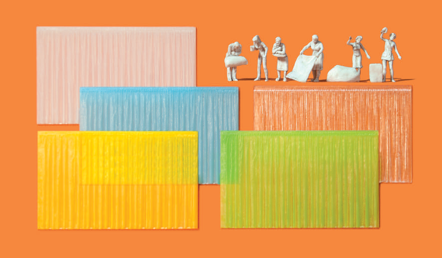 Am Fenster. 6 unbemalte Miniaturfiguren. 16 Vorhänge 67x41 mm. 5 verschiedene Farben. Bausatz