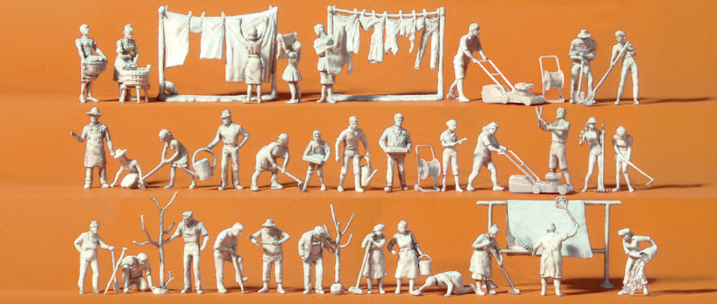 Bei der Haus- und Gartenarbeit. 33 unbemalte Miniaturfiguren. Zubehör. Bausatz