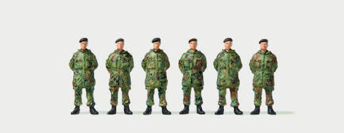 Soldaten stehend. Parka. Barett. Flecktarn. Bundeswehr