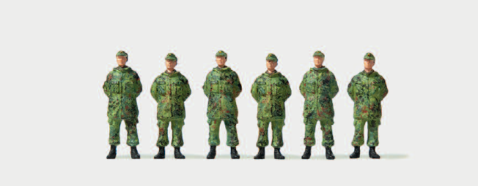 Soldaten stehend. Feldmütze. Parka. Flecktarn. Bundeswehr