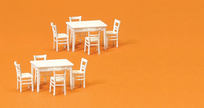 2 Tische, 8 Stühle. Materialfarbe weiß
