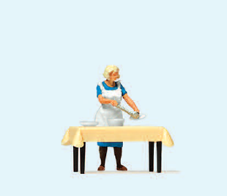 Hausfrau am Tisch, Essen schöpfend