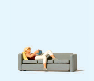 Lesende auf Sofa