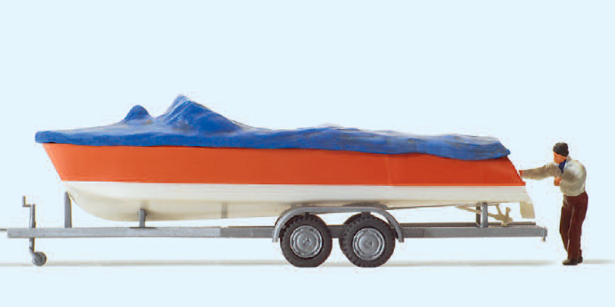 Motorboot beim Verladen auf Anhänger. Fertigmodell
