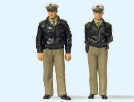 Polizisten stehend. Grüne Uniform. BRD