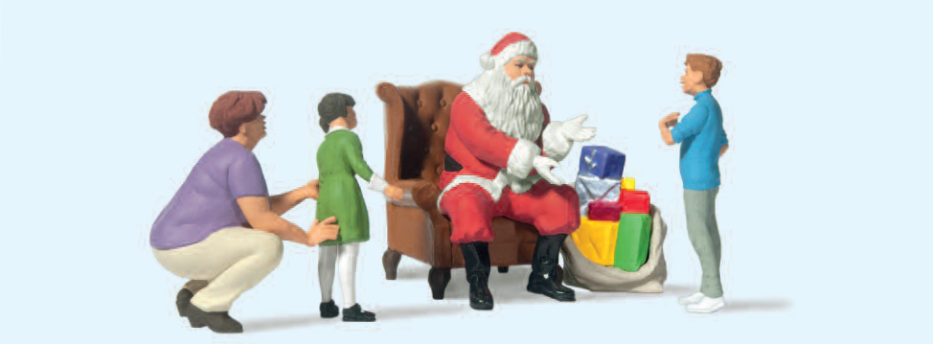 Weihnachtsmann im Sessel. Mutter mit Kinder