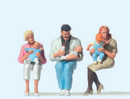 Sitzende Eltern mit Kindern