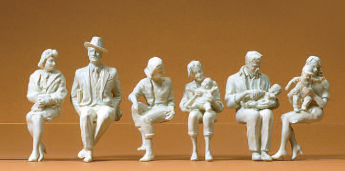 Sitzende Personen. 6 unbemalte Miniaturfiguren. Bausatz