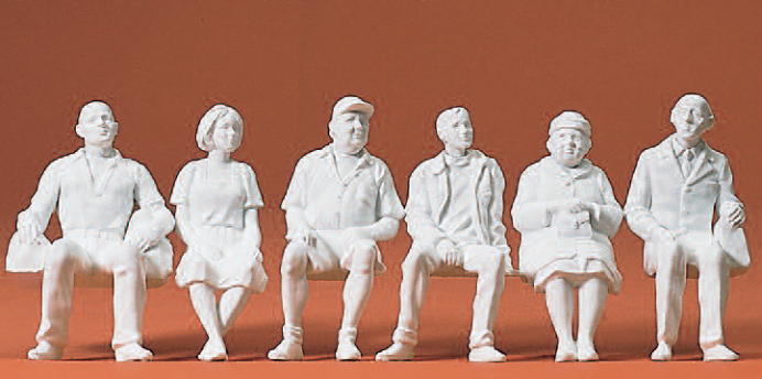 Sitzende Reisende. 6 unbemalte Miniaturfiguren. Bausatz