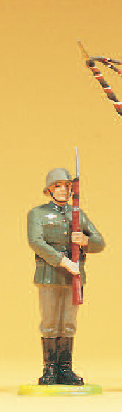 Soldat stehend, Gewehr präsentierend
