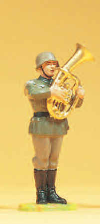 Musiker stehend, mit Tenorhorn