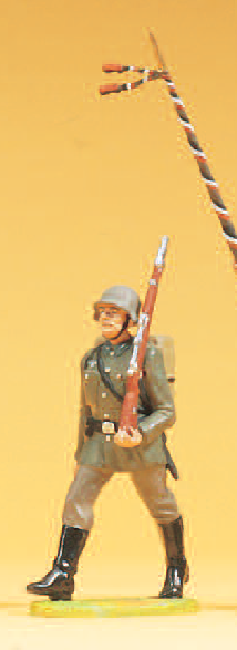 Soldat im Marsch, mit Tornister