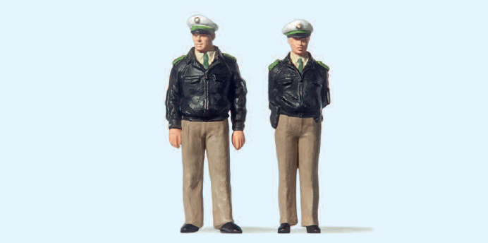 Polizisten stehend. Grüne Uniform. BRD