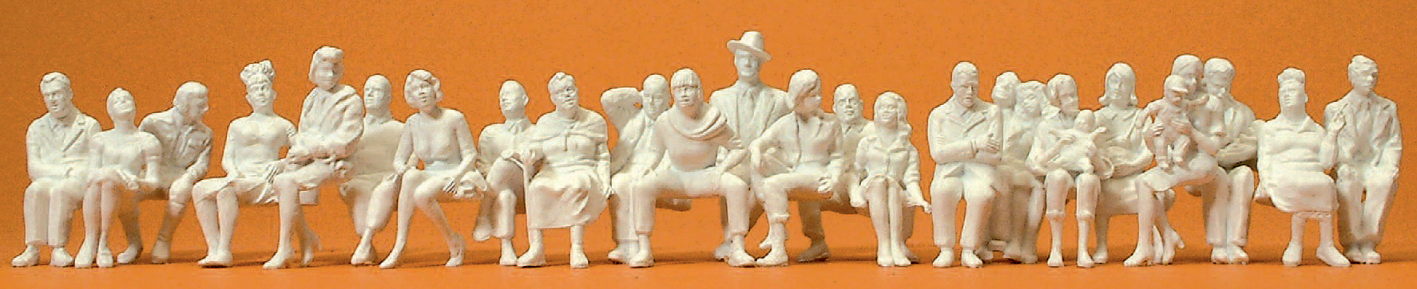 Sitzende Reisende. 24 unbemalte Miniaturfiguren. Bausatz