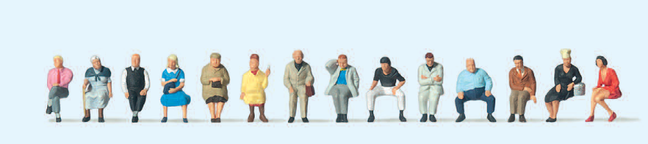Sitzende Reisende. 14 Miniaturfiguren