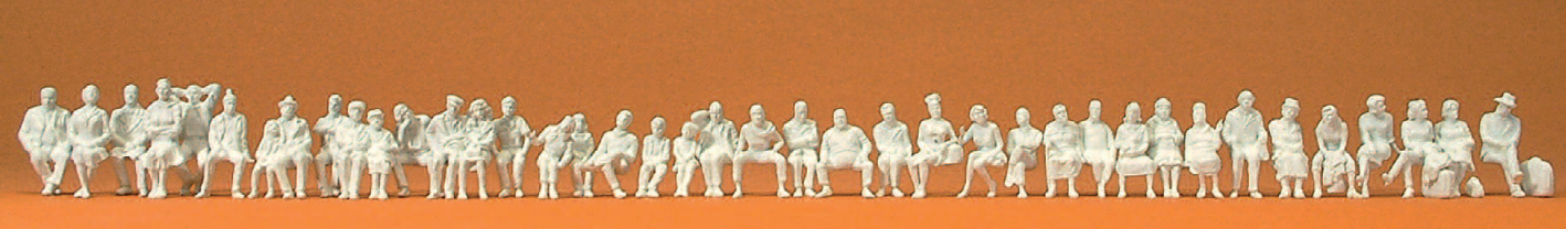 Sitzende Reisende. 39 unbemalte Miniaturfiguren. Bausatz
